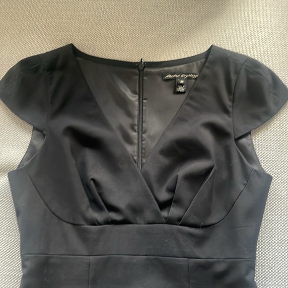 Perfect little black dress. Beautiful seam details at the bust, fitted bottom - Picture 4 of 5